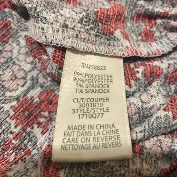 Size Large beautiful lightweight blouse of red floral pattern and long sleeves - Picture 8 of 8